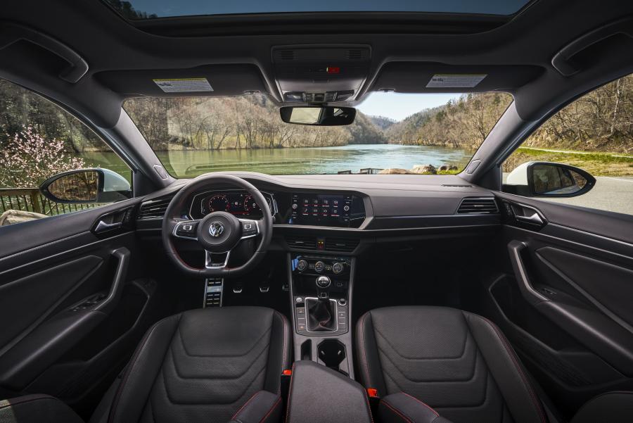 Торпедо Volkswagen Jetta GLI Autobahn 2019 года  (NA) (фото 15 из 20)